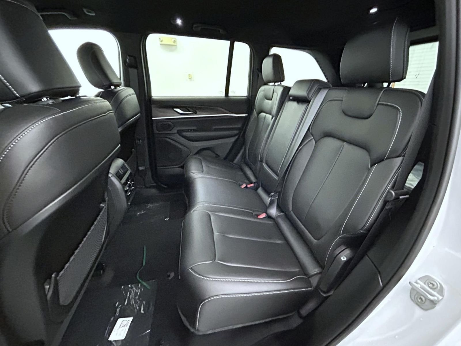 New 2026 Bright White Clear-Coat Exterior Paint Jeep Limited image 19