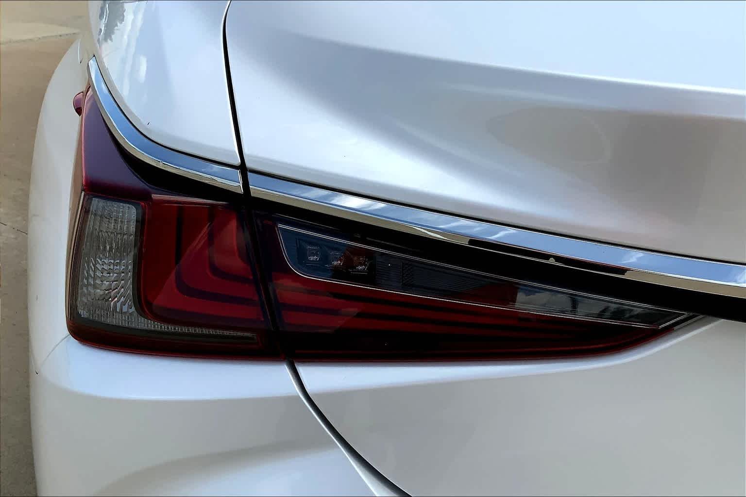 Used 2020 Eminent White Pearl Lexus  image 28