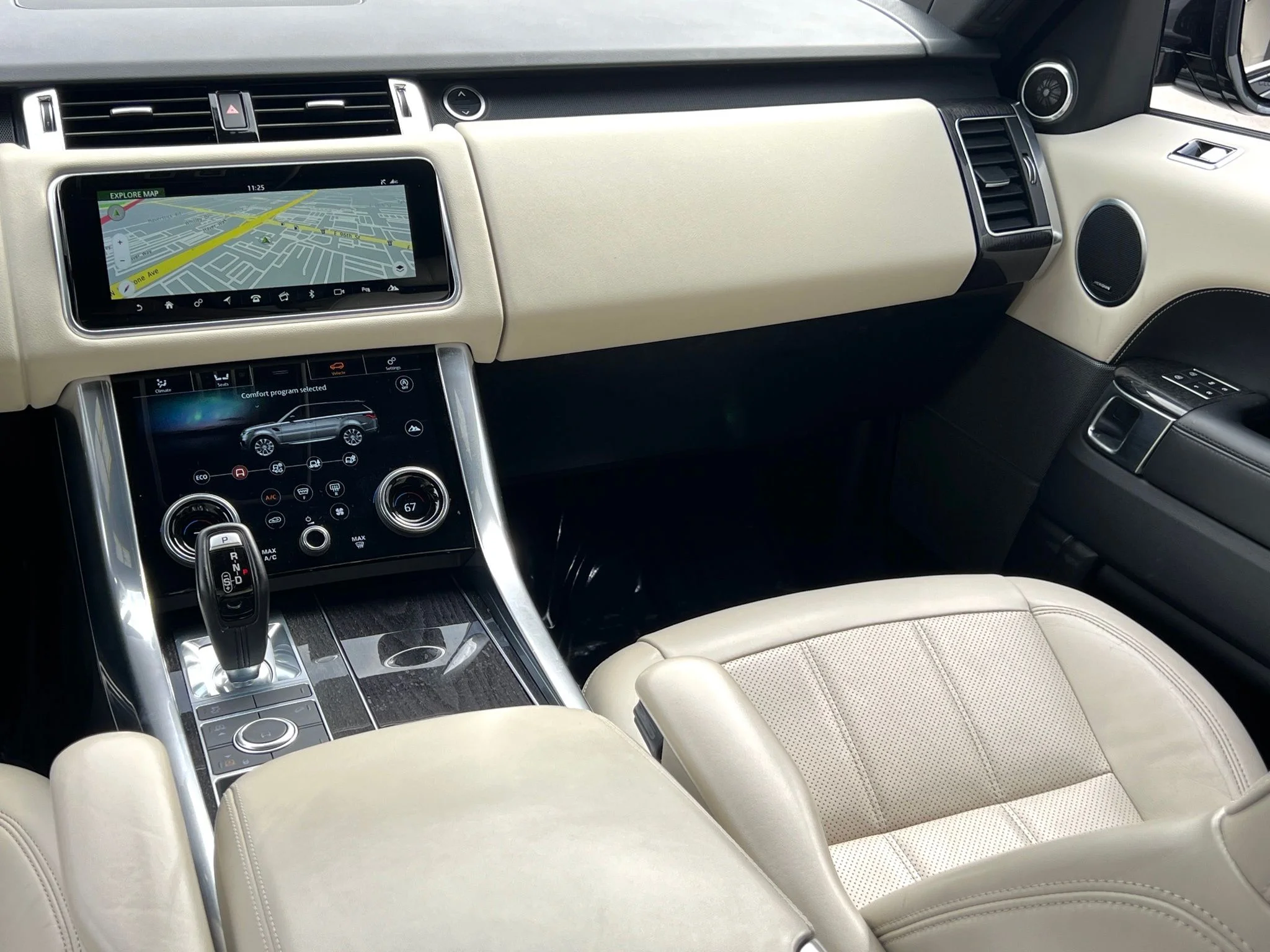 Used 2021  Land Rover HSE Silver Edition image 25