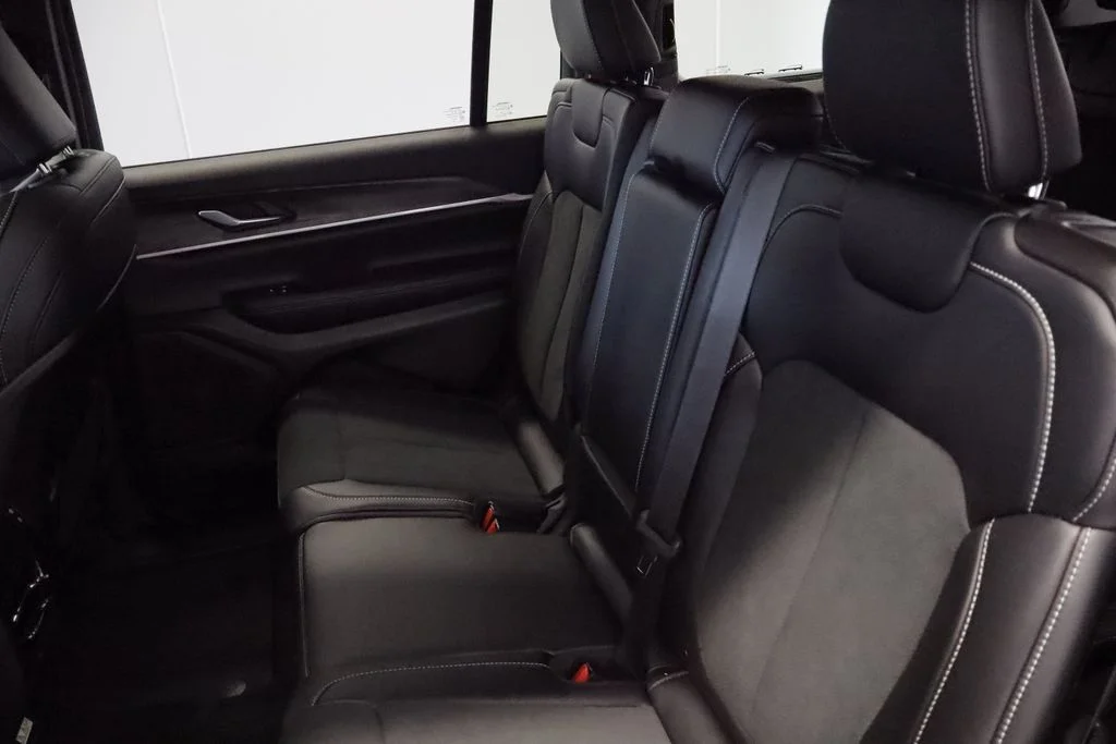 New 2026 Diamond Black Crystal Pearlcoat Jeep Altitude image 14