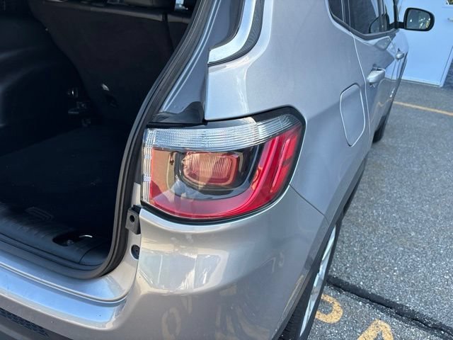 Used 2018 Billet Silver Metallic Clearcoat Jeep Latitude image 8