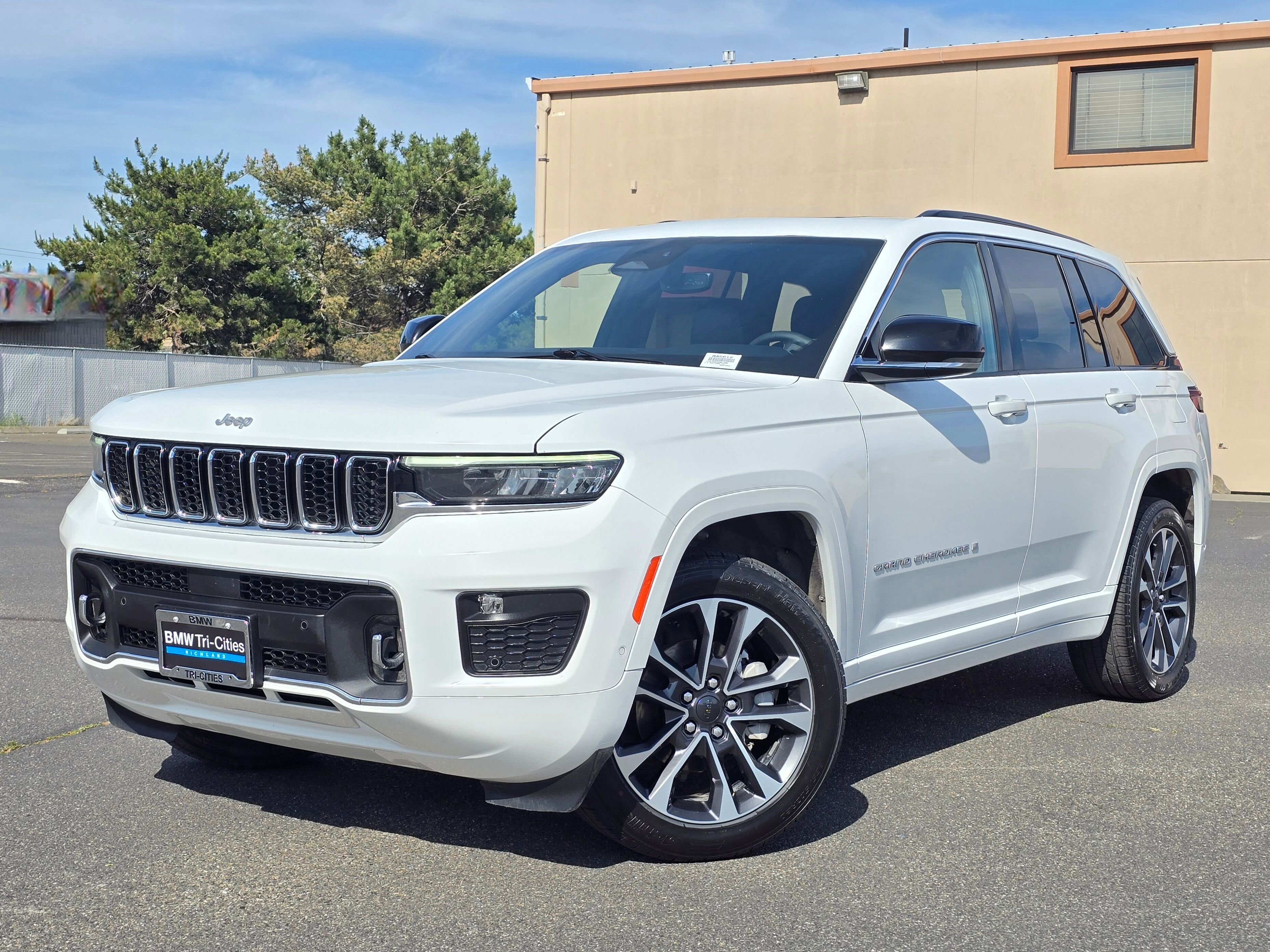 Used 2024 Bright White Clearcoat Jeep Overland image 33