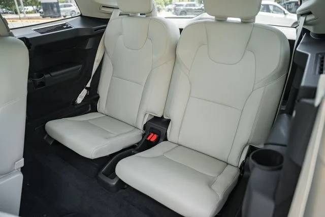 Used 2024 Black Volvo B6 Plus Bright Theme 6-Seater image 33
