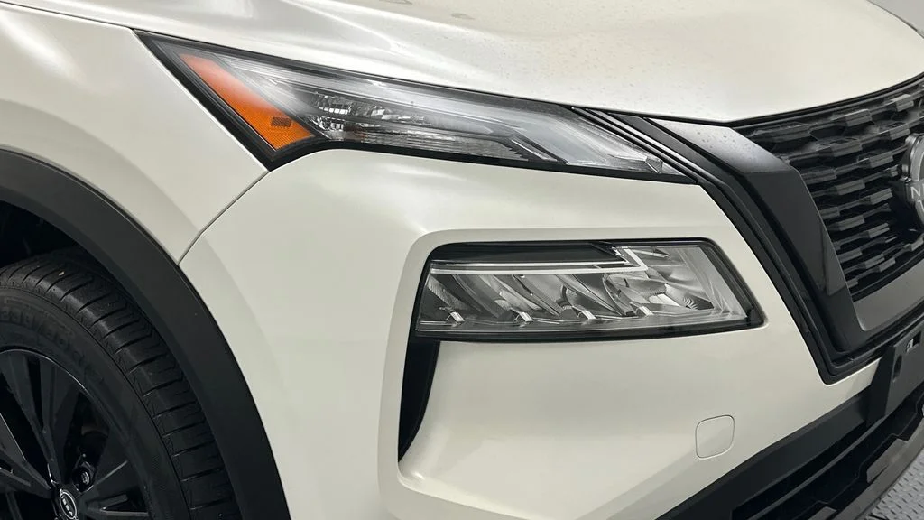 Used 2023 White Nissan SV image 25