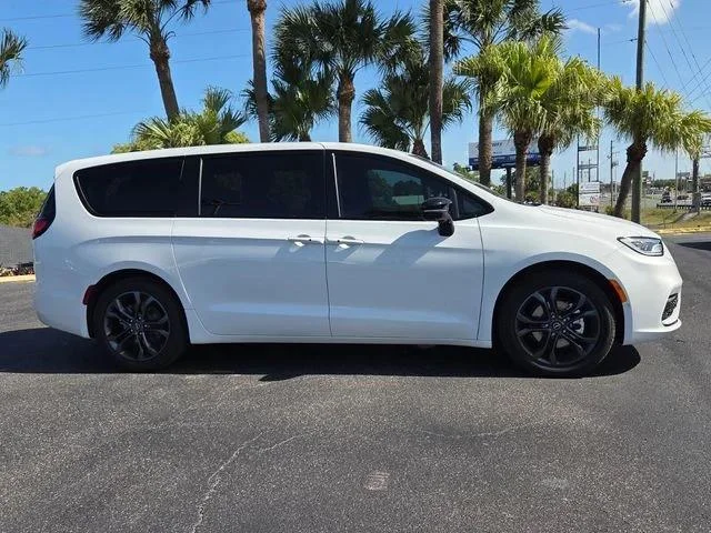 New 2026 Bright White Clear-Coat Exterior Paint Chrysler Select image 8