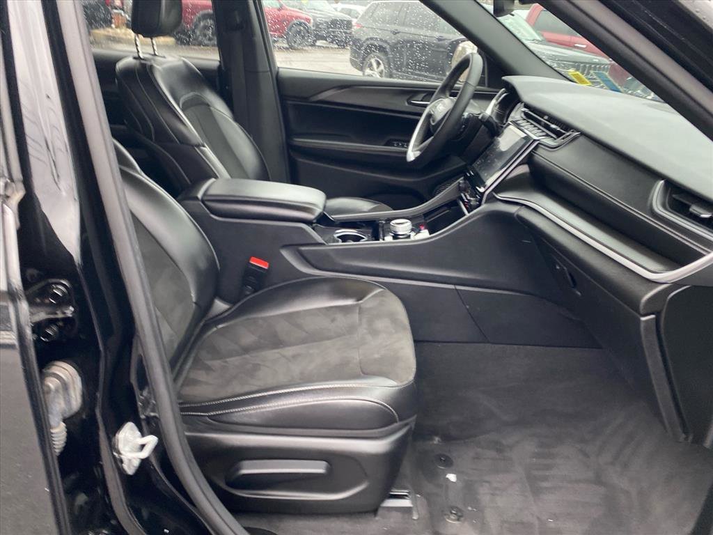 Used 2023 Diamond Black Crystal Pearlcoat Jeep Altitude image 25