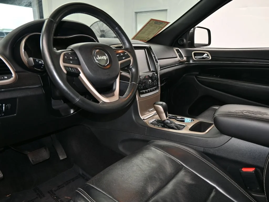 Used 2017 Diamond Black Crystal Pearlcoat Jeep Limited image 12