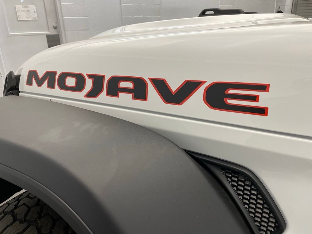 New 2026 Bright White Clear-Coat Exterior Paint Jeep Mojave image 9