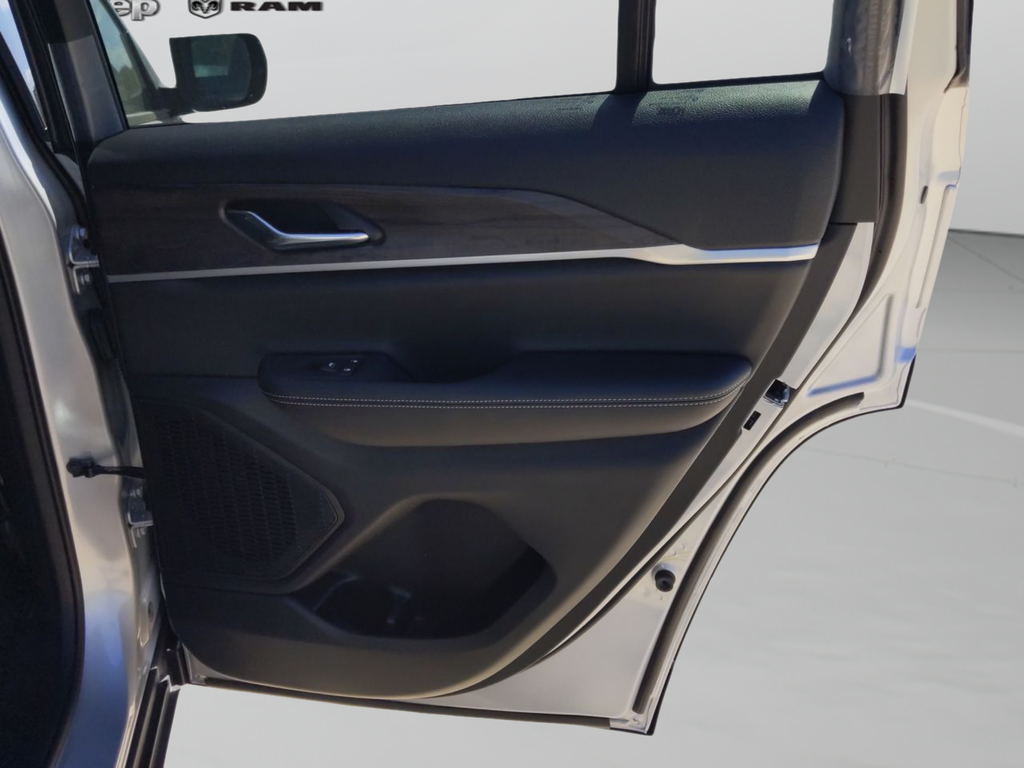 New 2025 Silver Zynith Exterior Paint Jeep Limited image 30