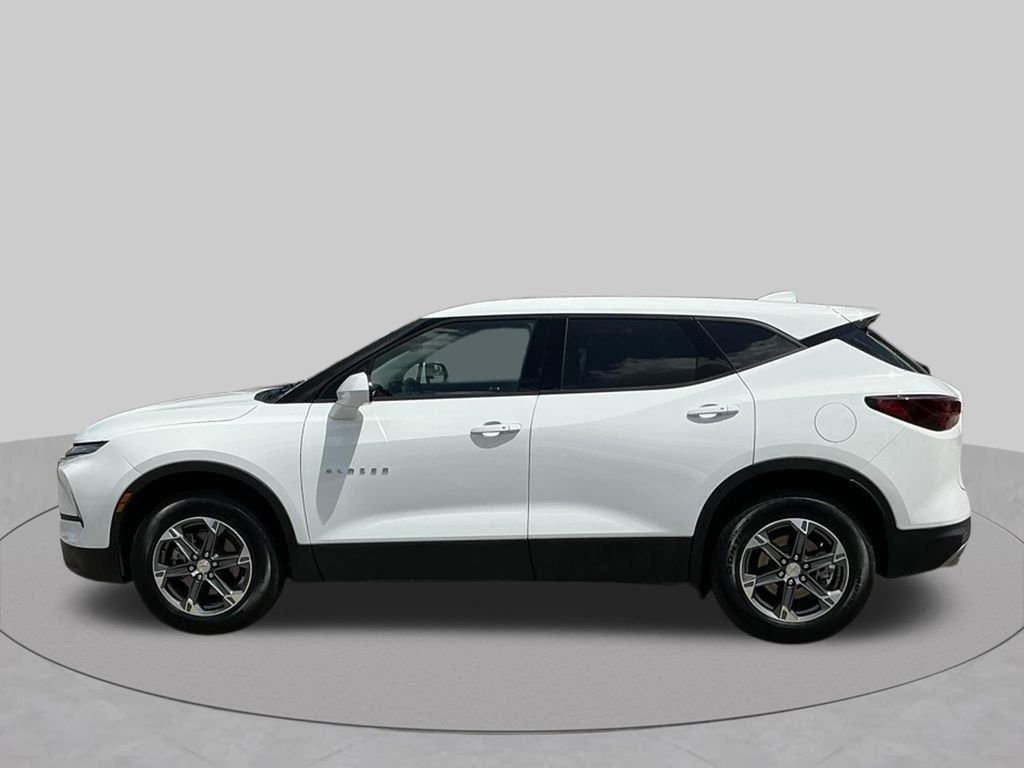 Used 2025 White Chevrolet LT image 3
