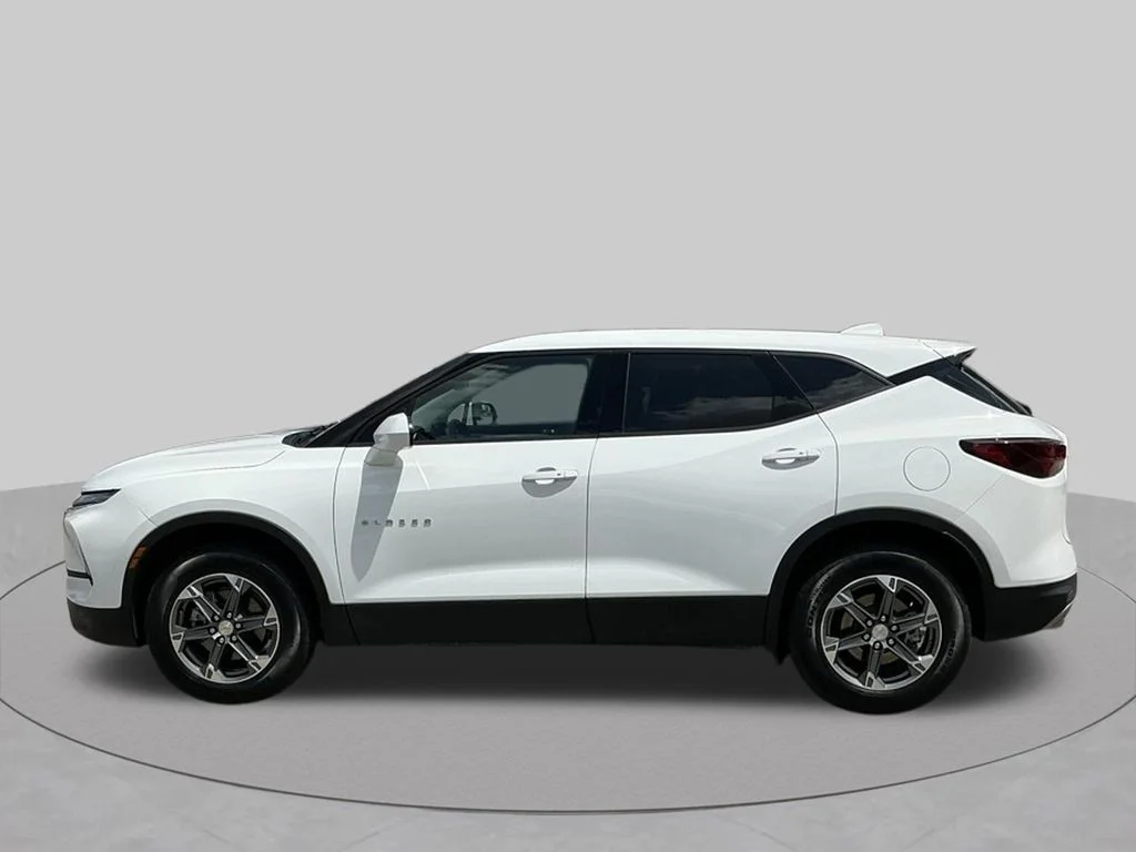 Used 2025 White Chevrolet LT image 3