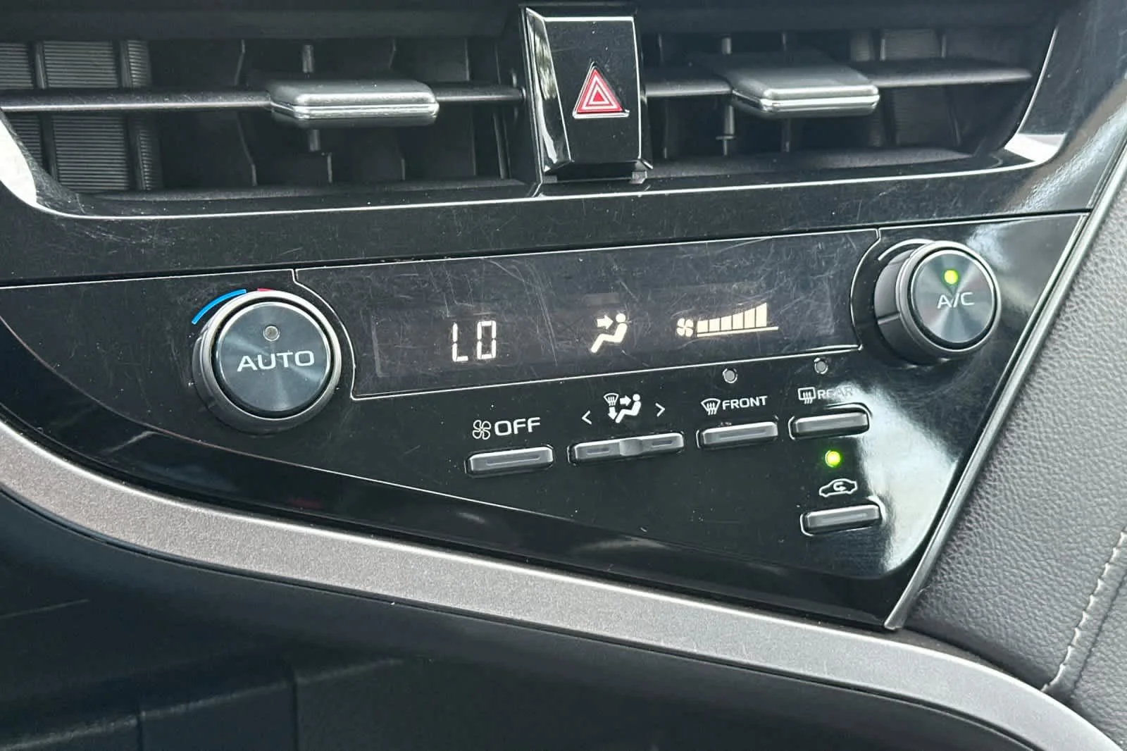 2021 Toyota Camry SE - Photo 18
