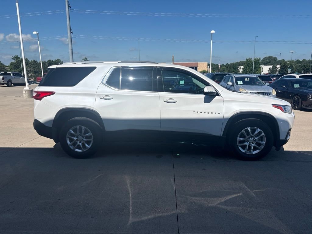 Used 2018 Iridescent Pearl Tricoat Chevrolet LT Cloth w/1LT image 4