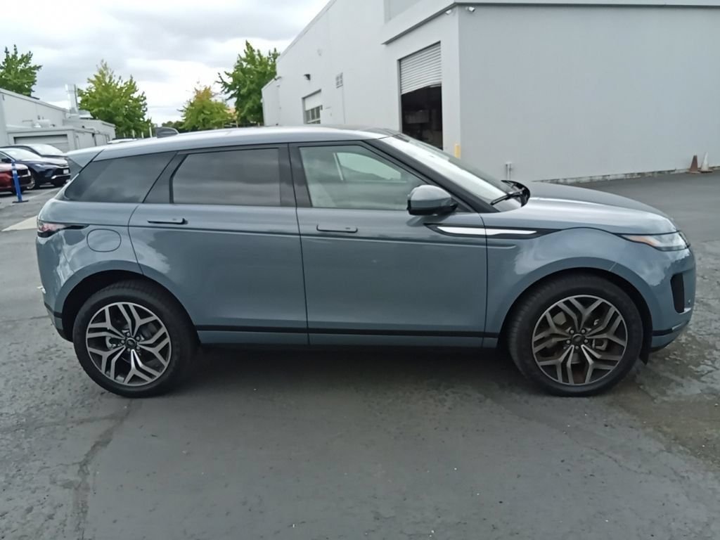 Used 2023  Land Rover SE image 4