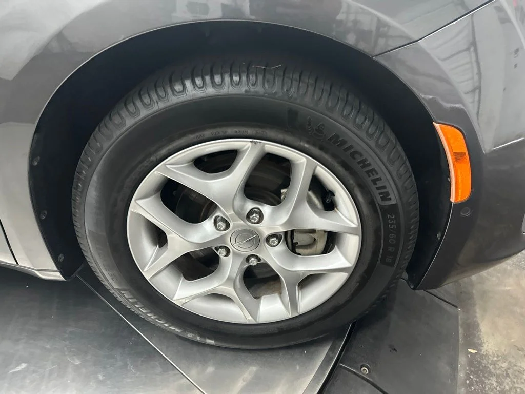 Used 2018 Gray Chrysler Touring L Plus image 9