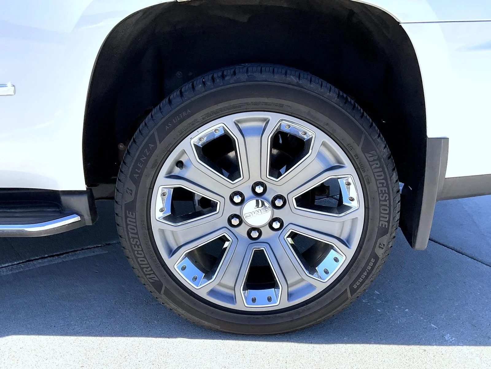 Used 2016 White GMC Denali image 24