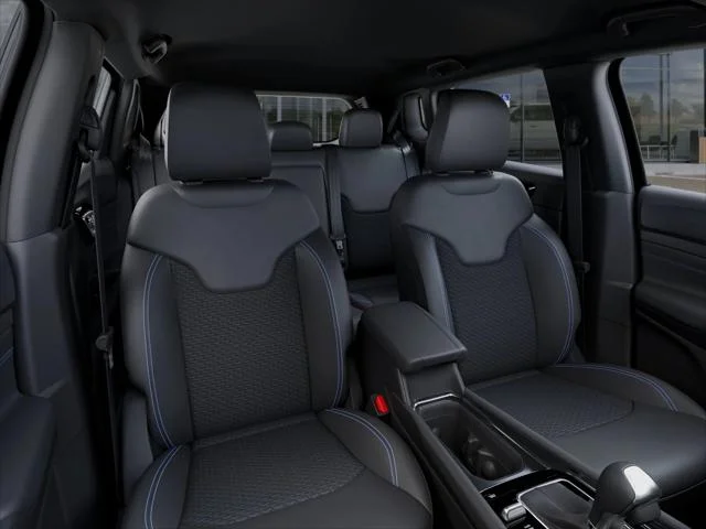 New 2026 Diamond Black Crystal Pearl-Coat Exterior Paint Jeep Latitude image 42