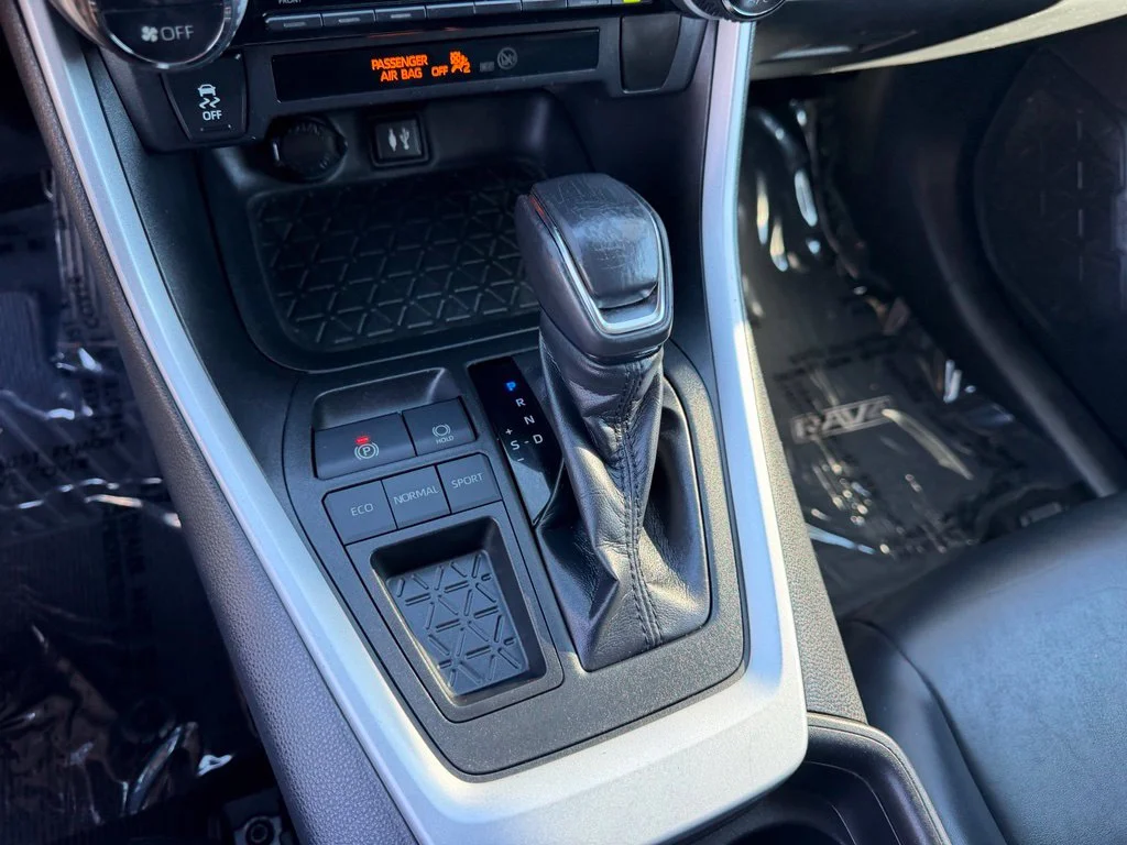 Used 2019 Lunar Toyota XLE Premium image 24
