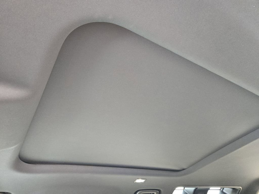 Used 2024 White Land Rover X-Dynamic SE image 19