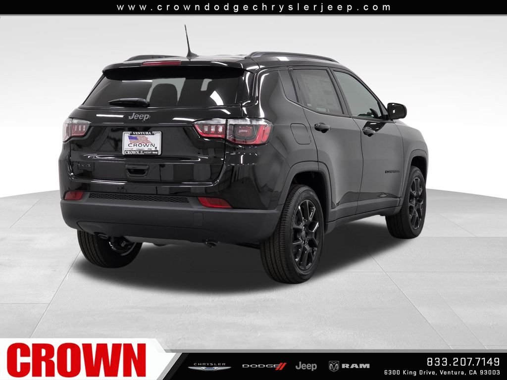 New 2026 Diamond Black Crystal Pearl-Coat Exterior Paint Jeep Latitude image 5