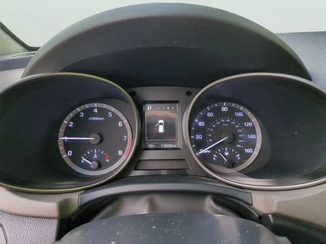 Used 2018 Silver Hyundai SE image 33