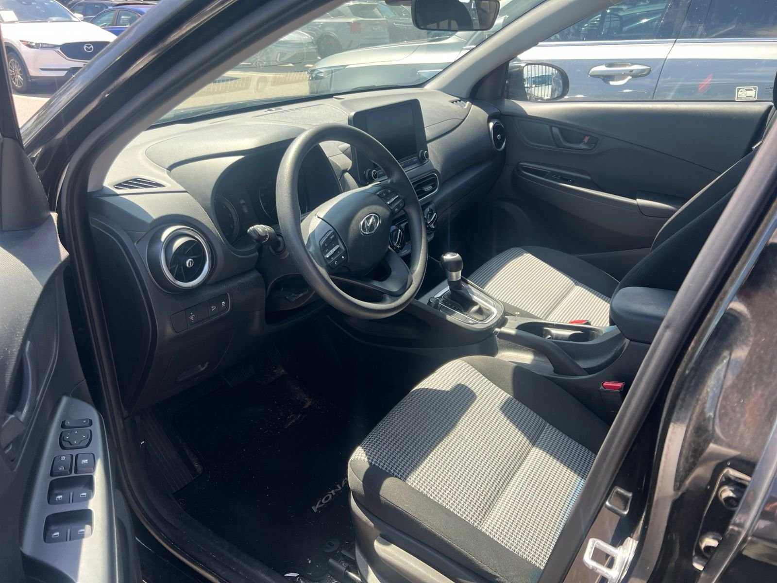 Used 2022 Black Hyundai SE image 4