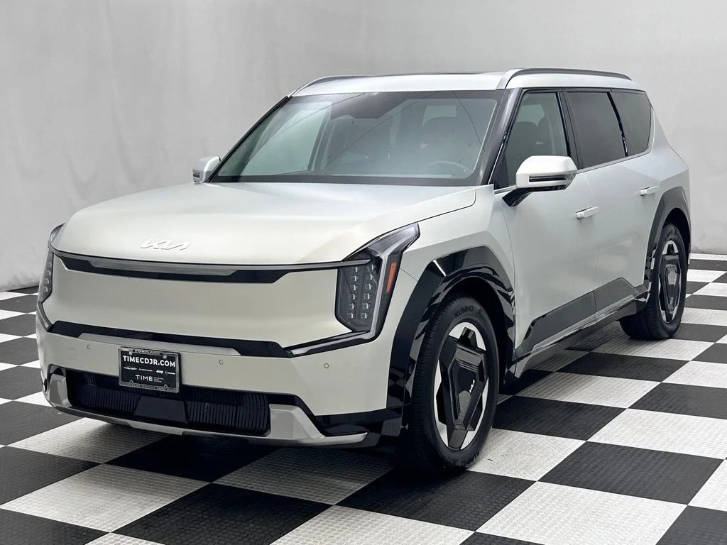 Used 2024 White Kia Land image 4