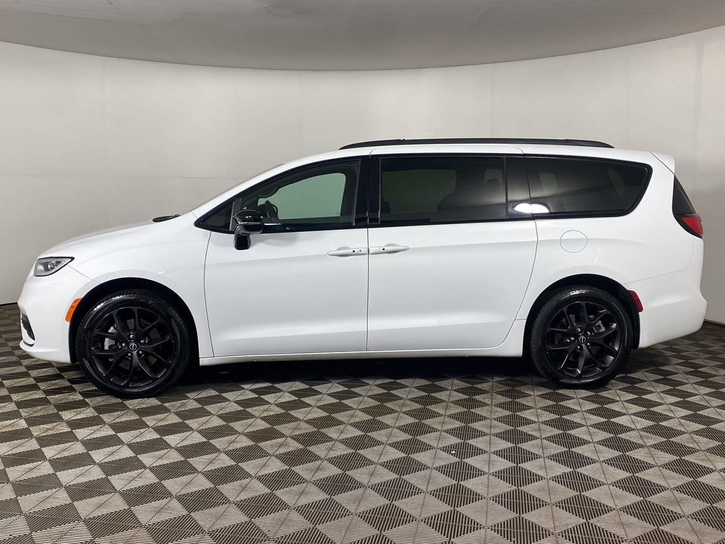 Used 2026 Bright White Clearcoat Chrysler Select AWD image 5