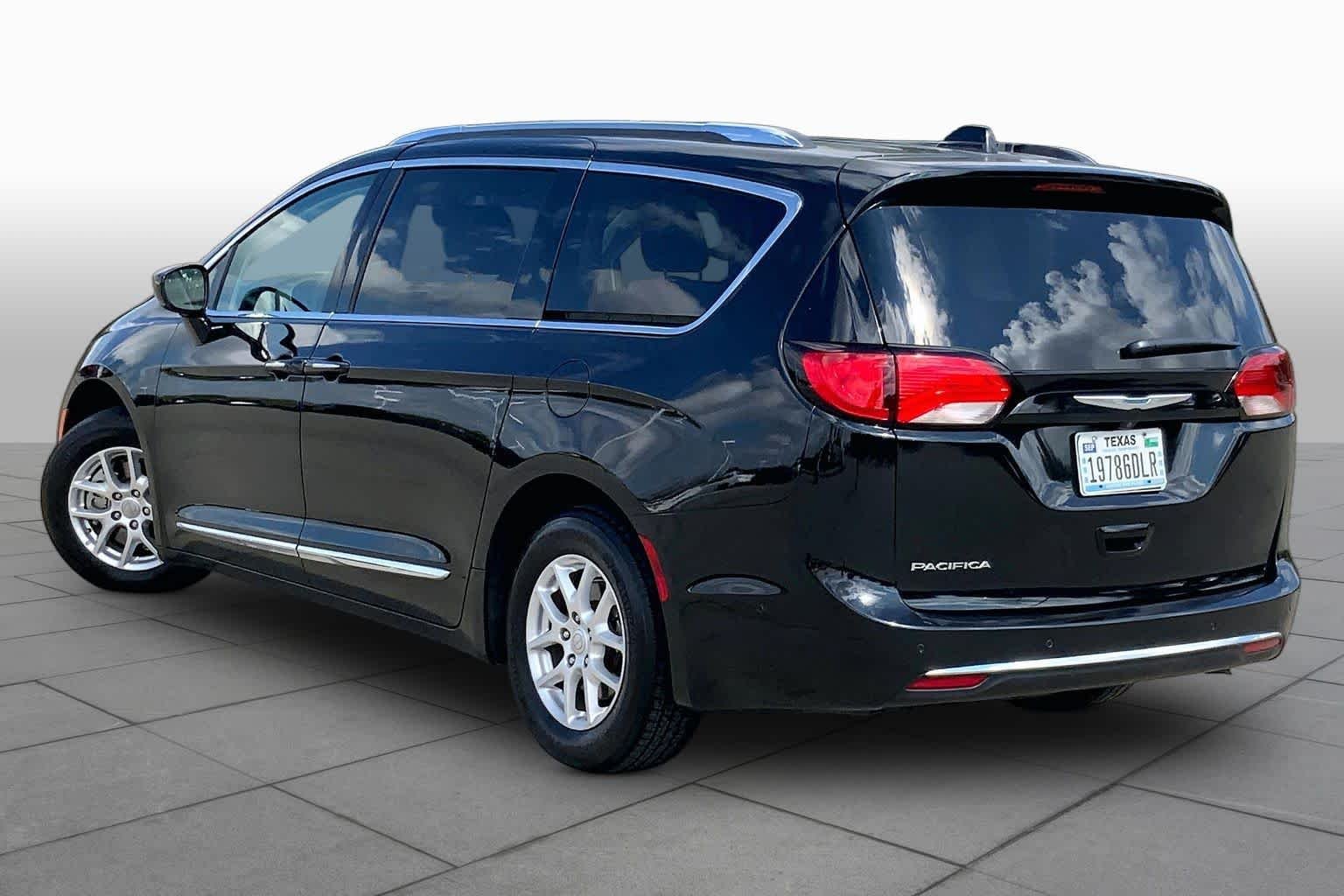Used 2020 Brilliant Black Crystal Pearlcoat Chrysler Touring L image 11