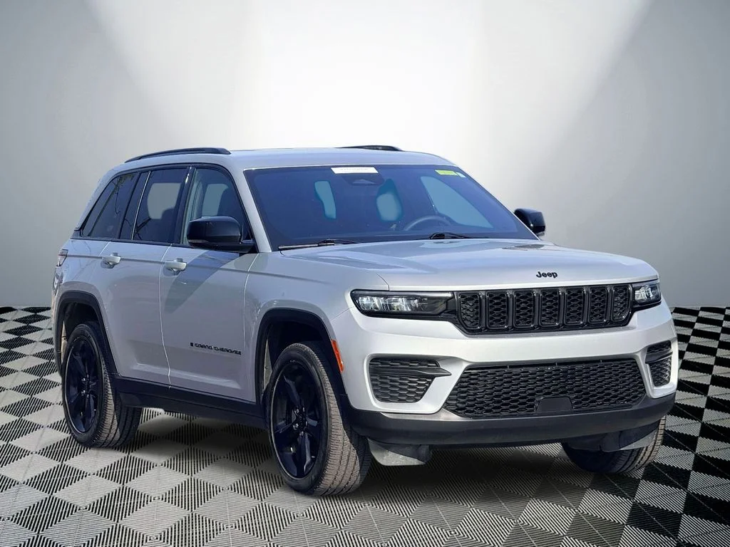 Used 2024 Silver Jeep Altitude image 4
