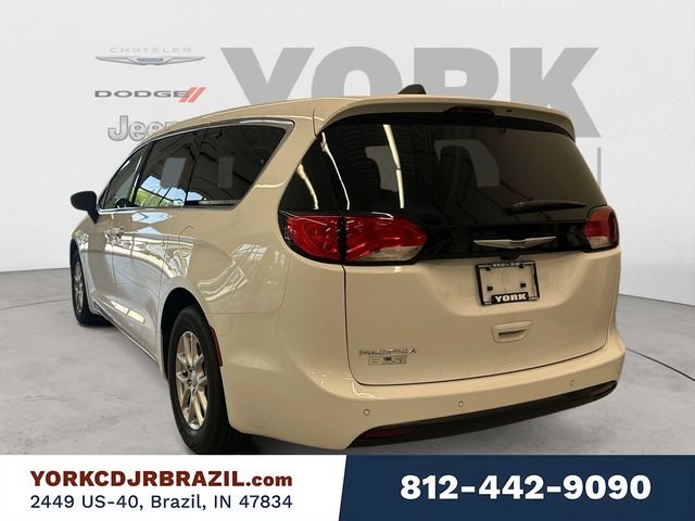 New 2027 Bright White Clear-Coat Exterior Paint Chrysler LX image 3