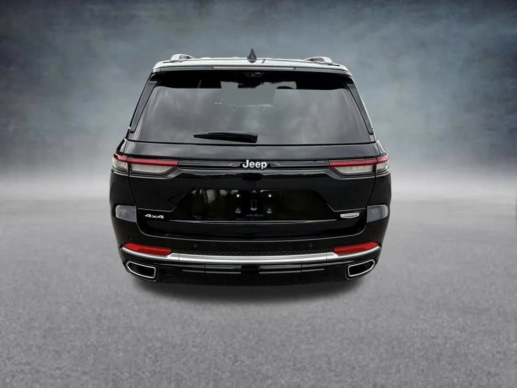 Used 2023 Diamond Black Cry Jeep Summit Reserve image 4