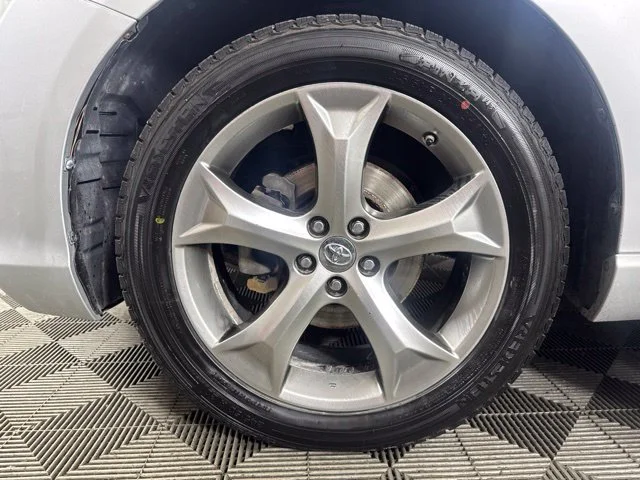 Used 2014 Classic Silver Metallic Toyota LE image 10