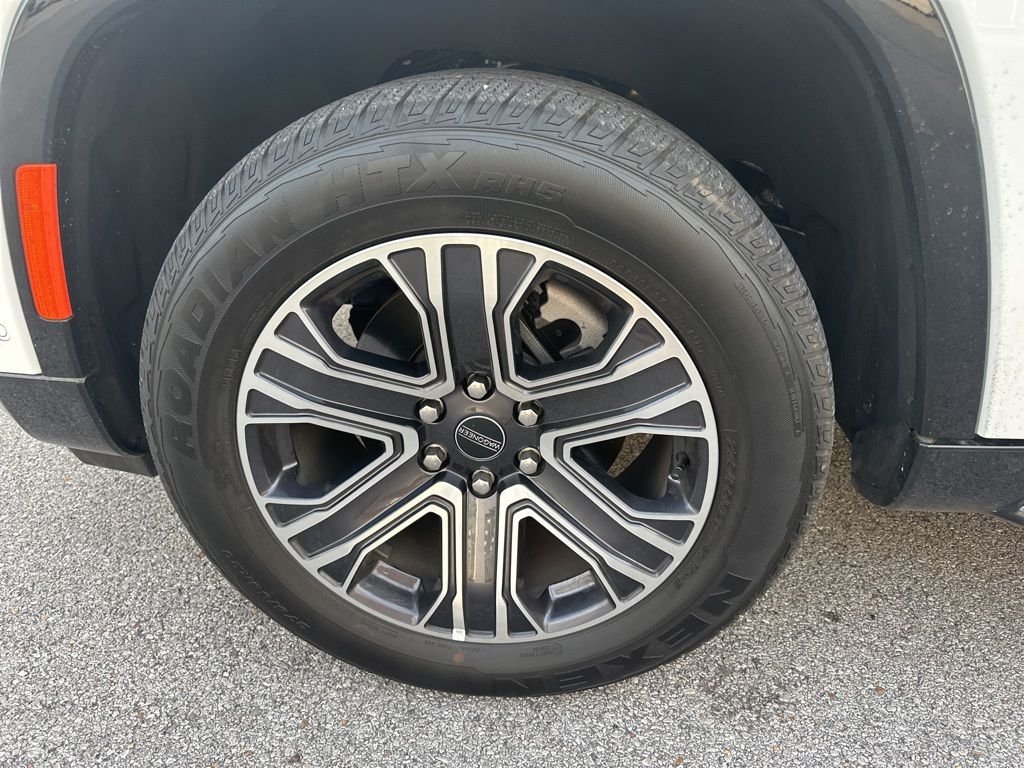 Used 2025 White Jeep Base image 5