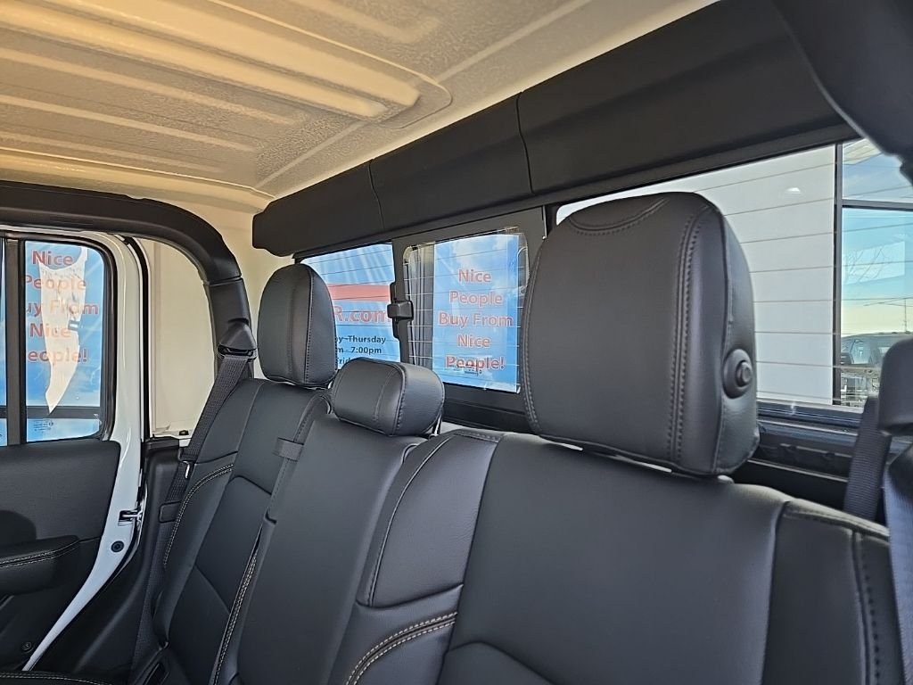 New 2026 Bright White Clear-Coat Exterior Paint Jeep Sahara image 98