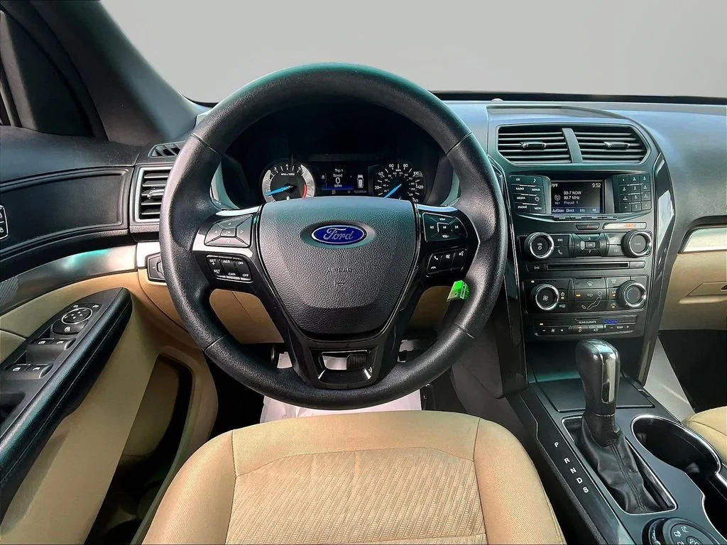 Used 2016 Red Ford Base image 8