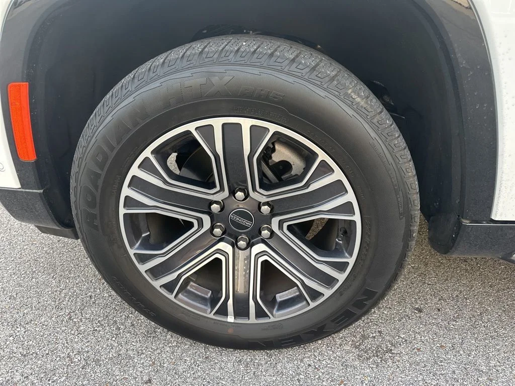 Used 2025 White Jeep Base image 5