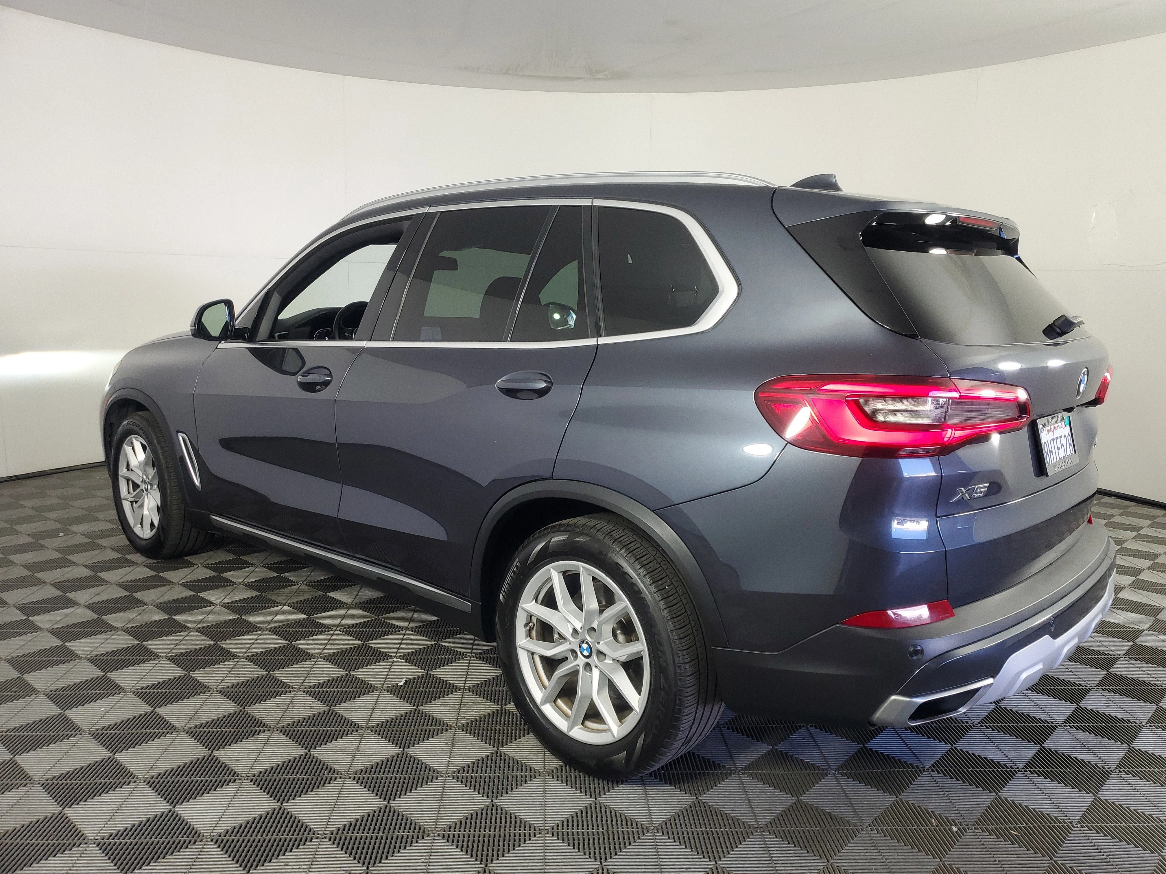 Used 2019 Arctic Gray Metallic BMW xDrive40i image 6
