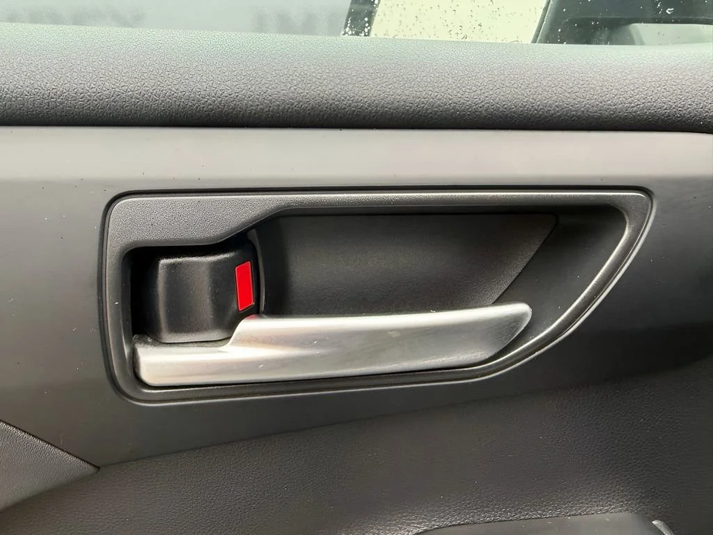 Used 2023  Toyota L image 12