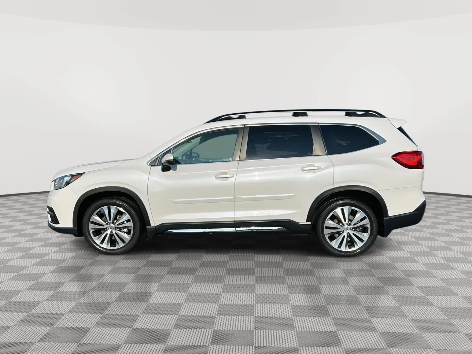 Used 2019 Crystal White Pearl Subaru Limited image 2
