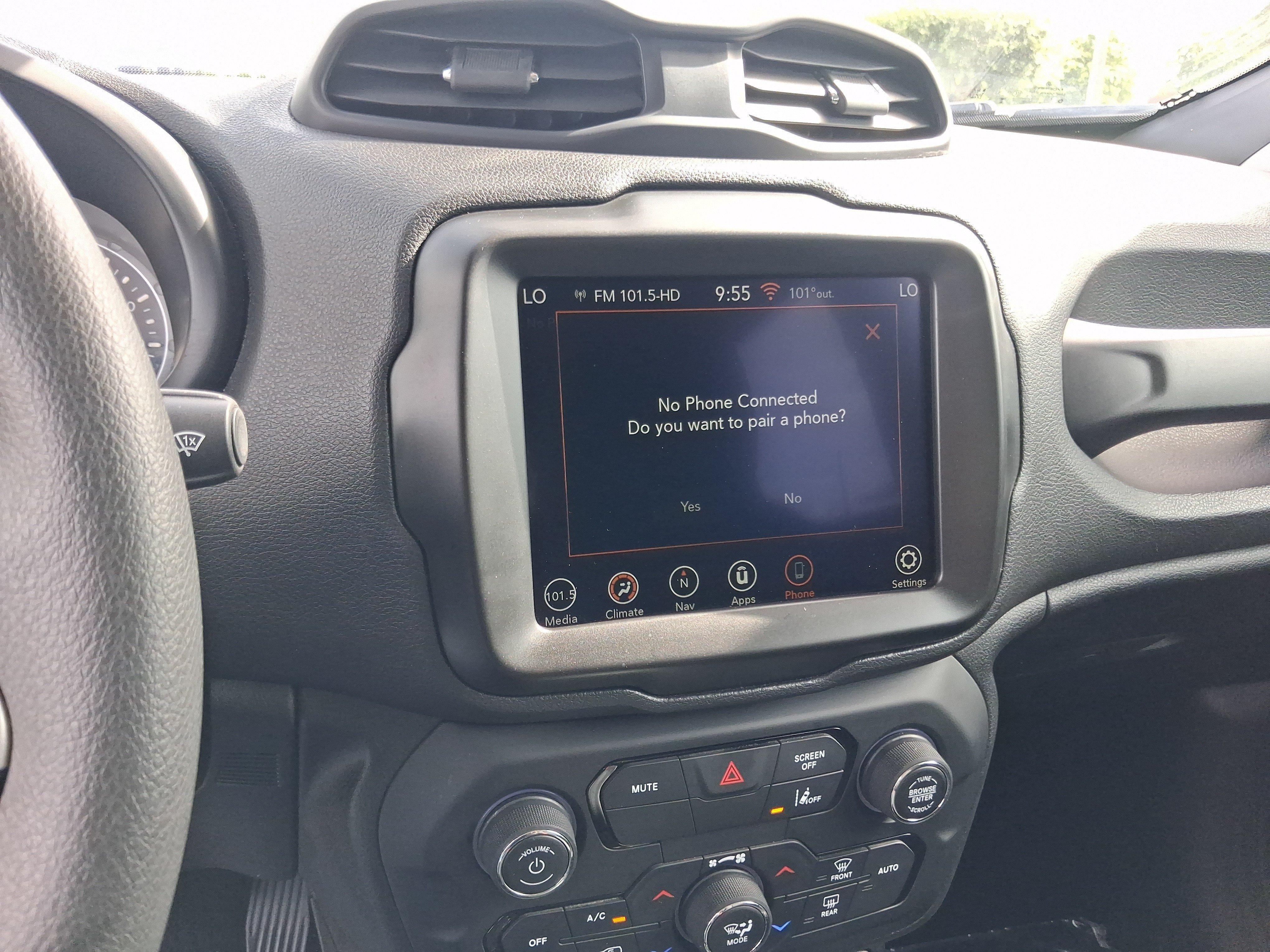 Used 2023 White Jeep Latitude image 14