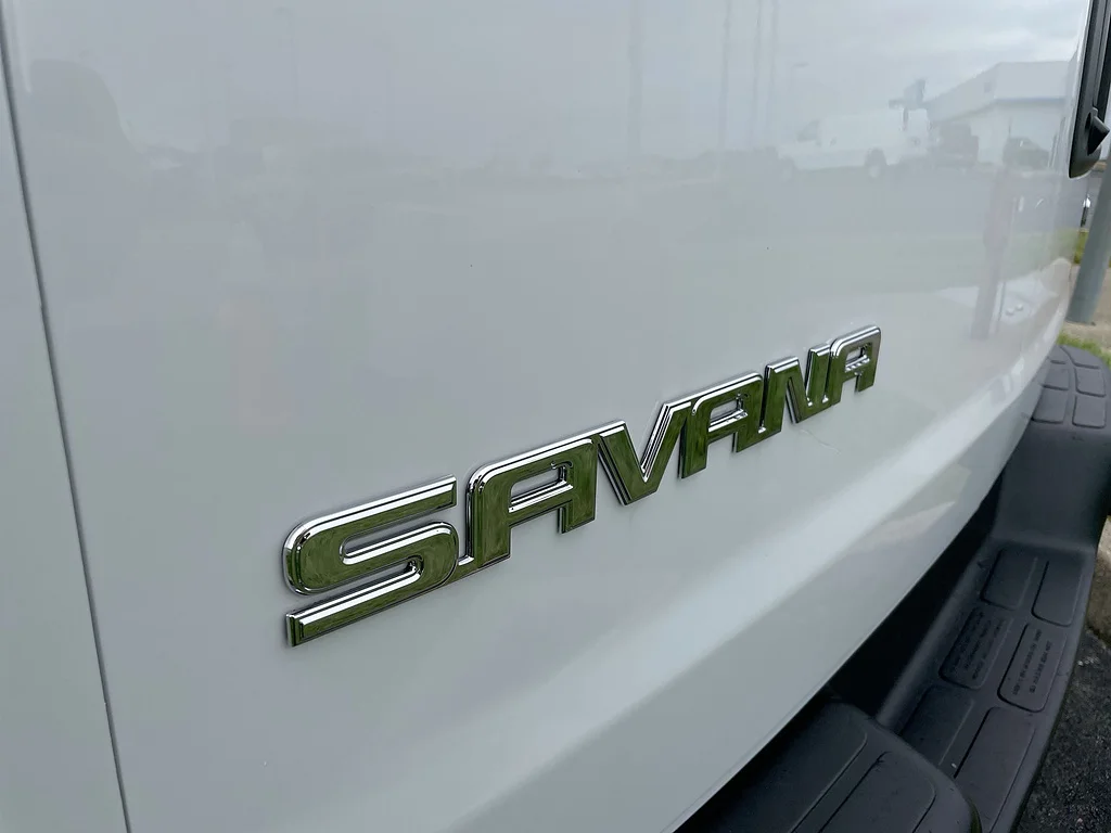 Used 2025 Summit White GMC 2500 image 28