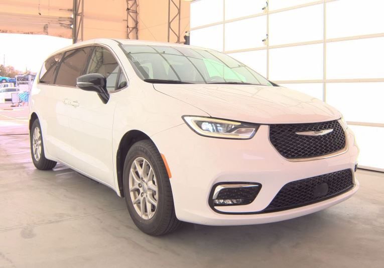 Used 2024 White Chrysler Touring L image 4