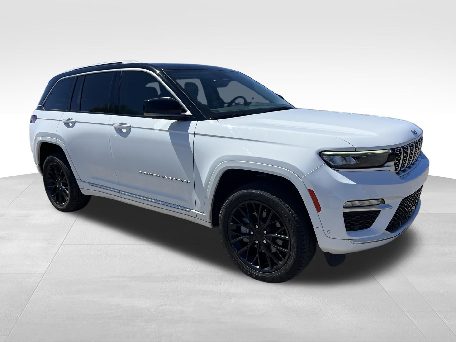 Used 2023 White Jeep Summit image 3