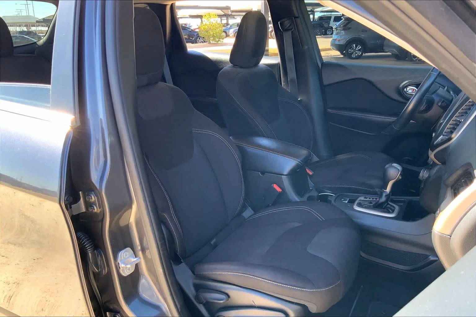 Used 2015 Granite Crystal Metallic Clearcoat Jeep Latitude image 8