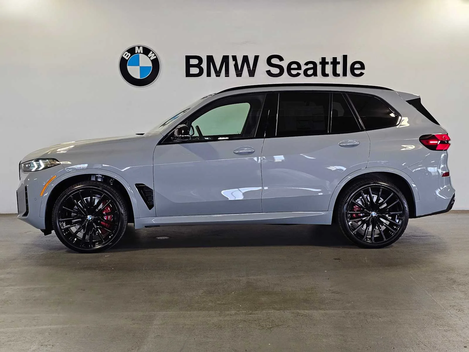 New 2026 Brooklyn Grey Metallic BMW M60i image 3