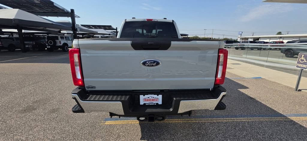 New 2026 Avalanche Ford F-350® XLT image 8
