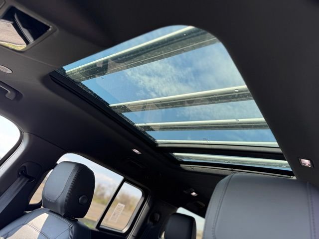 New 2023 Santorini Black Land Rover SE image 15