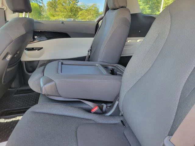 Used 2022  Kia LX image 10