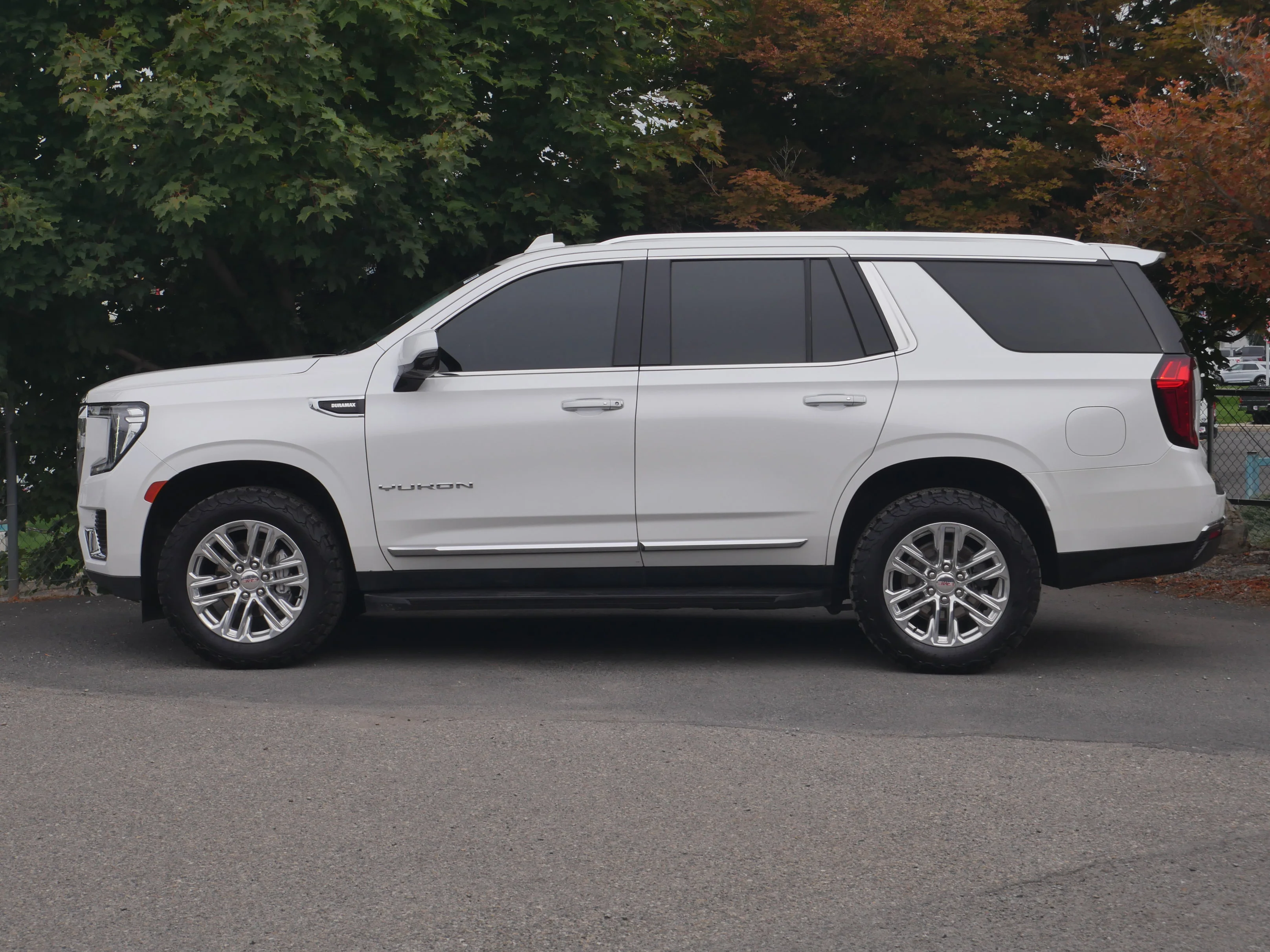 Used 2021 White Frost Tricoat GMC SLT image 18